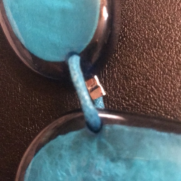 BOLD & BLUE resin necklace - Picture 4 of 4
